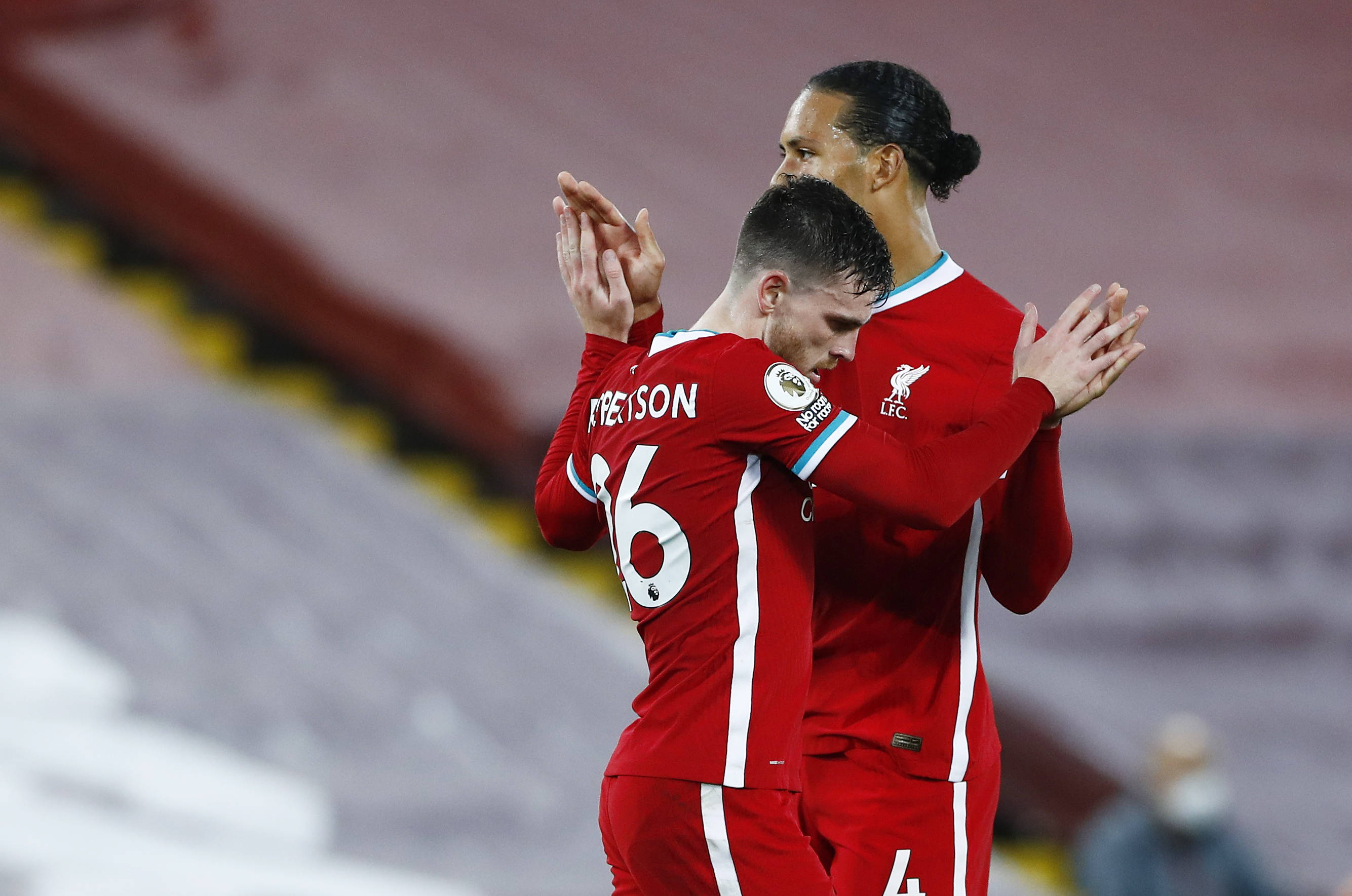 记者:雷斯抵达赫罗纳,预计曼城和赫罗纳还会有租借交易.